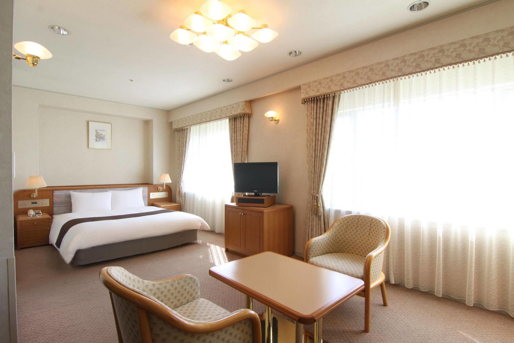 Hotel Green Tower Makuhari Чиба Екстериор снимка