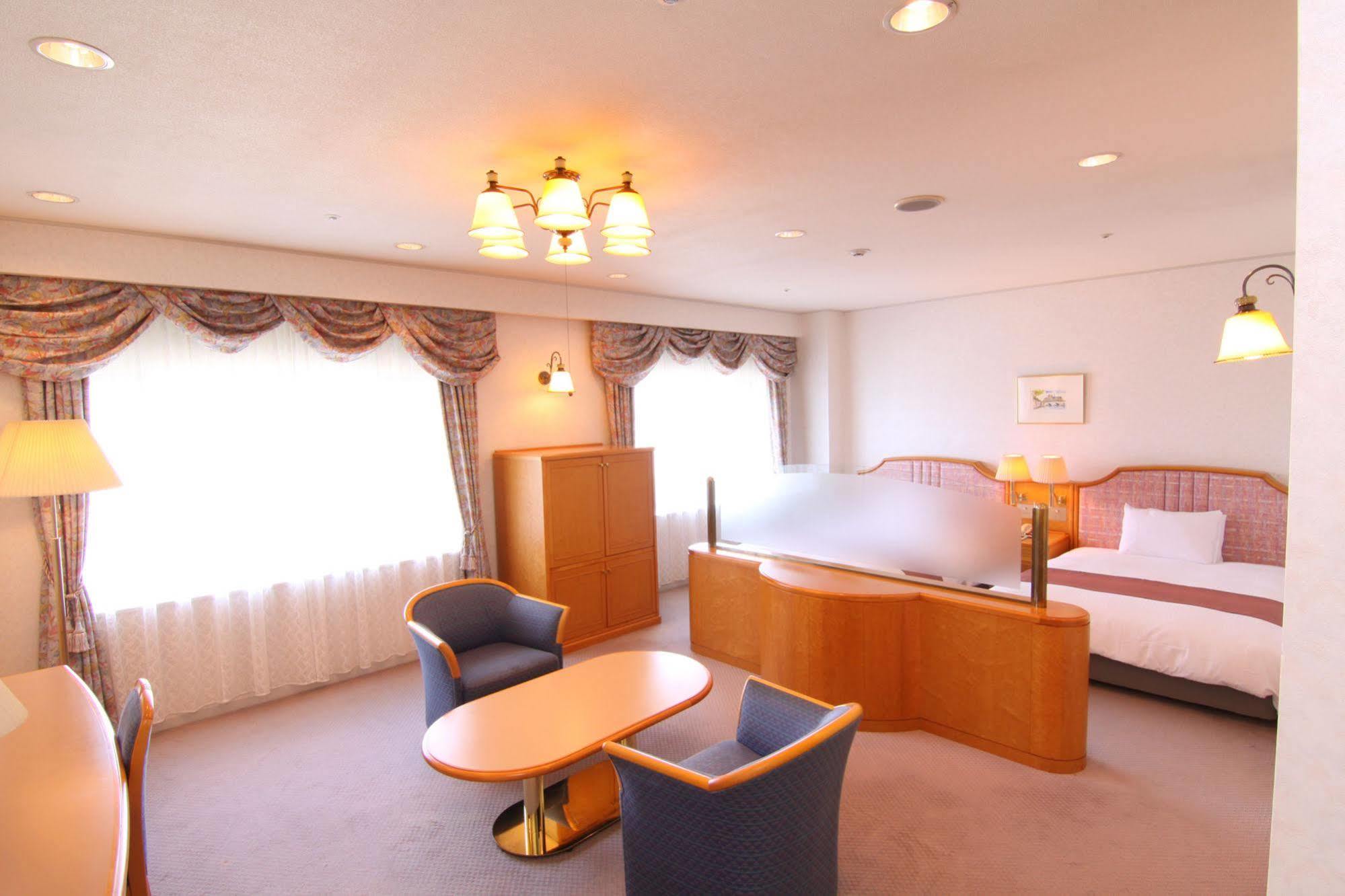 Hotel Green Tower Makuhari Чиба Екстериор снимка