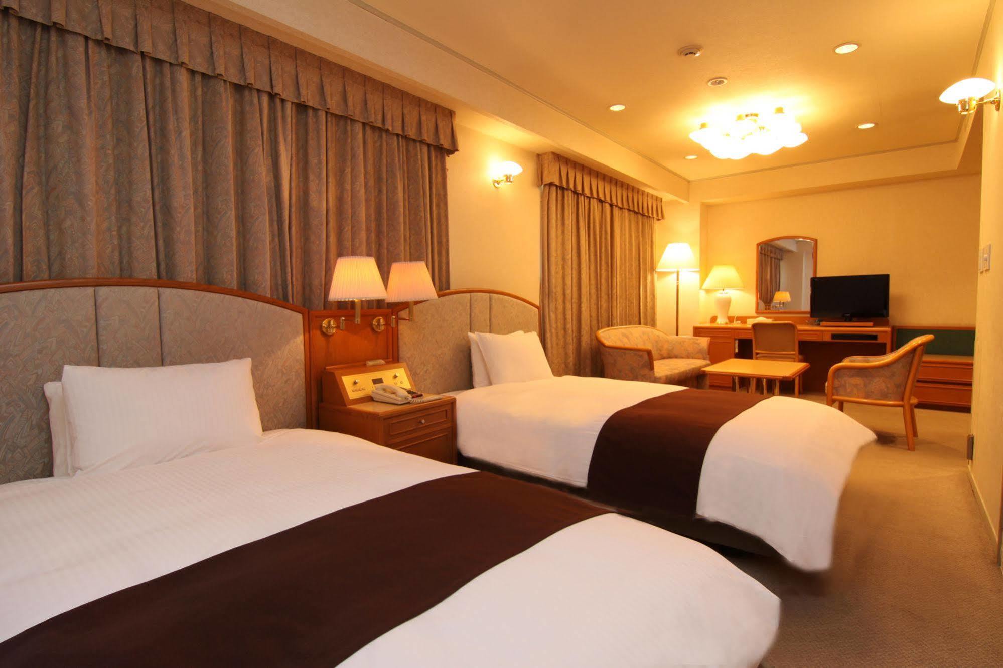 Hotel Green Tower Makuhari Чиба Екстериор снимка